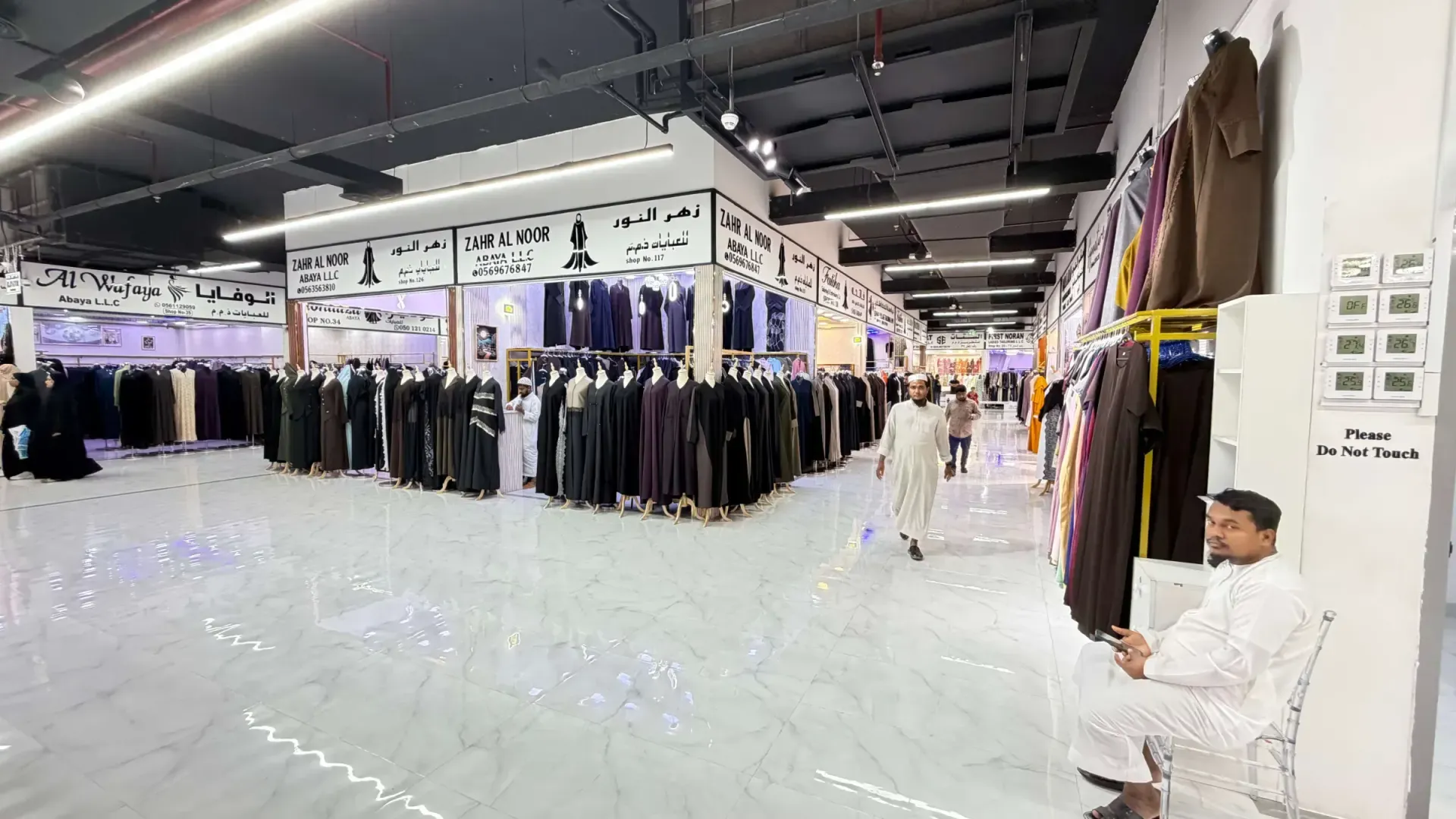 قاعة تسوق واسعة برخام لامع في سالم مول تعرض العبايات